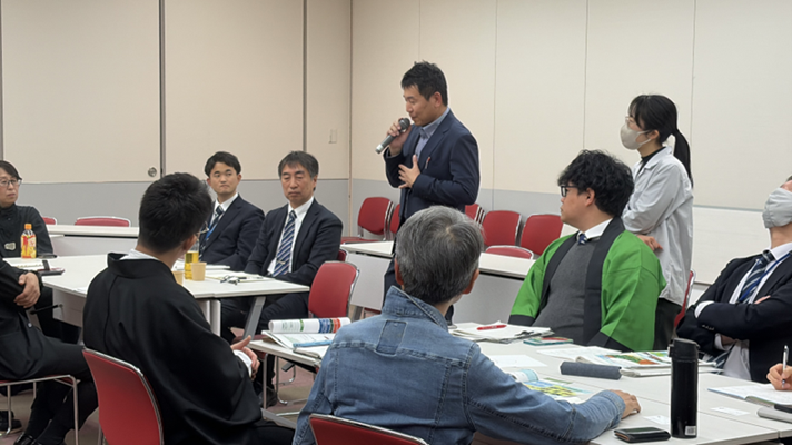 ワークショップで話者を見る参加者