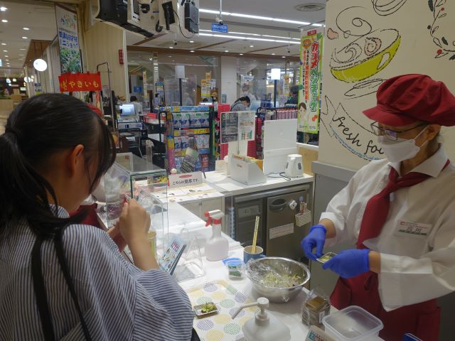 下田なすの試食の様子