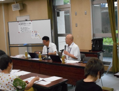 講演を行う水田課長