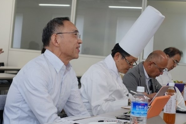 学生にコメントをする犬塚次長