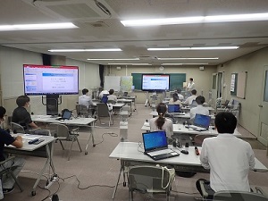 研修室での講義