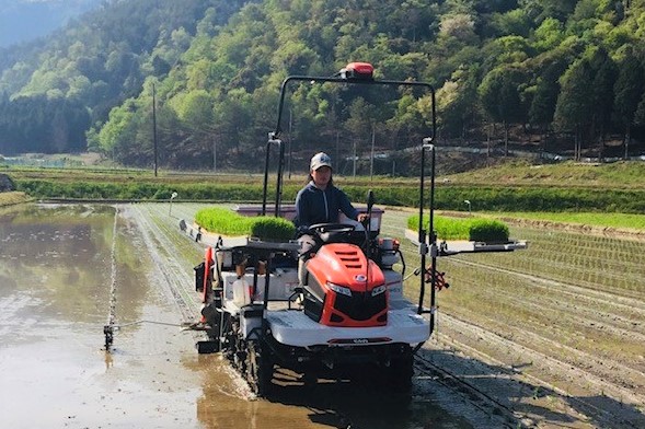 荒田さんと田植え機