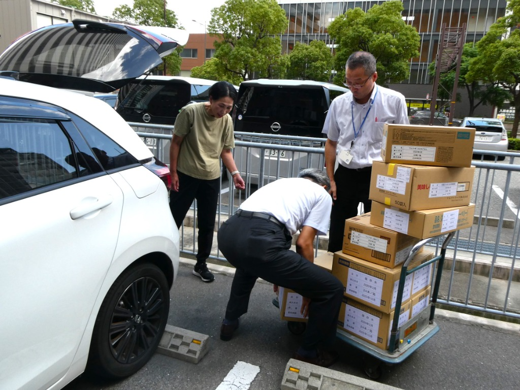 フードバンク神戸の車に搬入
