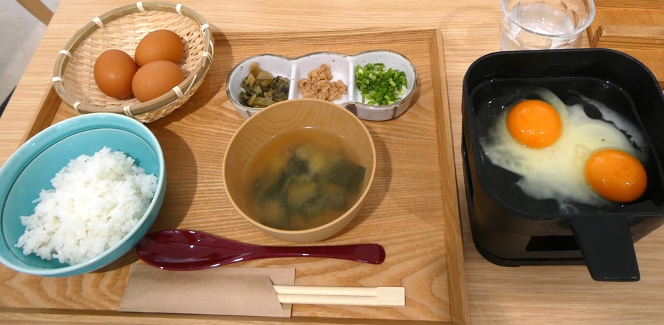 ビュッフェ形式で取りそろえた卵やごはん、味噌汁等