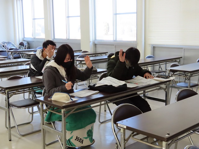 問題に答える学生