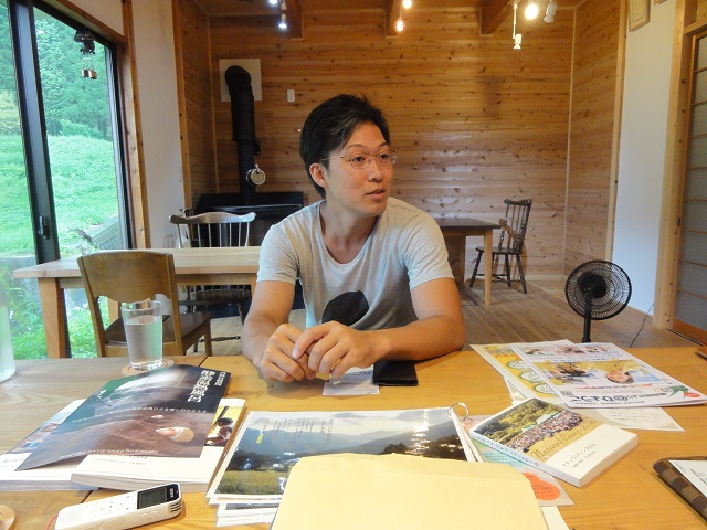 経営する里山レストランで夢を語る笛路さん