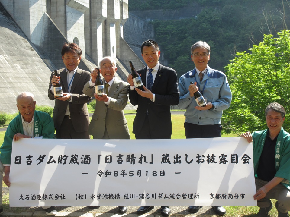 関係者による記念撮影