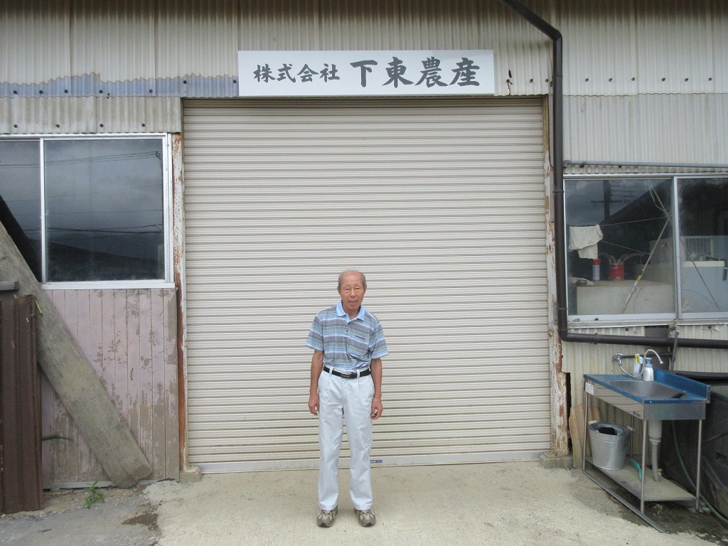 事務所の前で