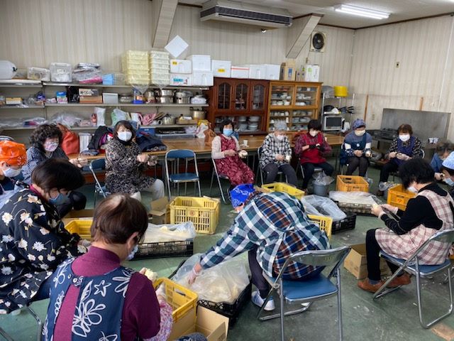 御所芋の皮むきの様子