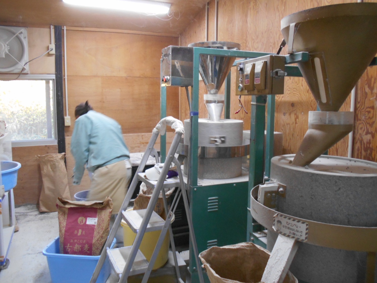 そば粉を挽いている画像