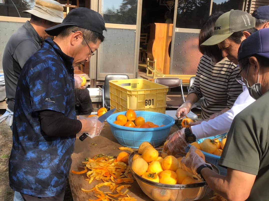 「吊るし柿づくり」の様子