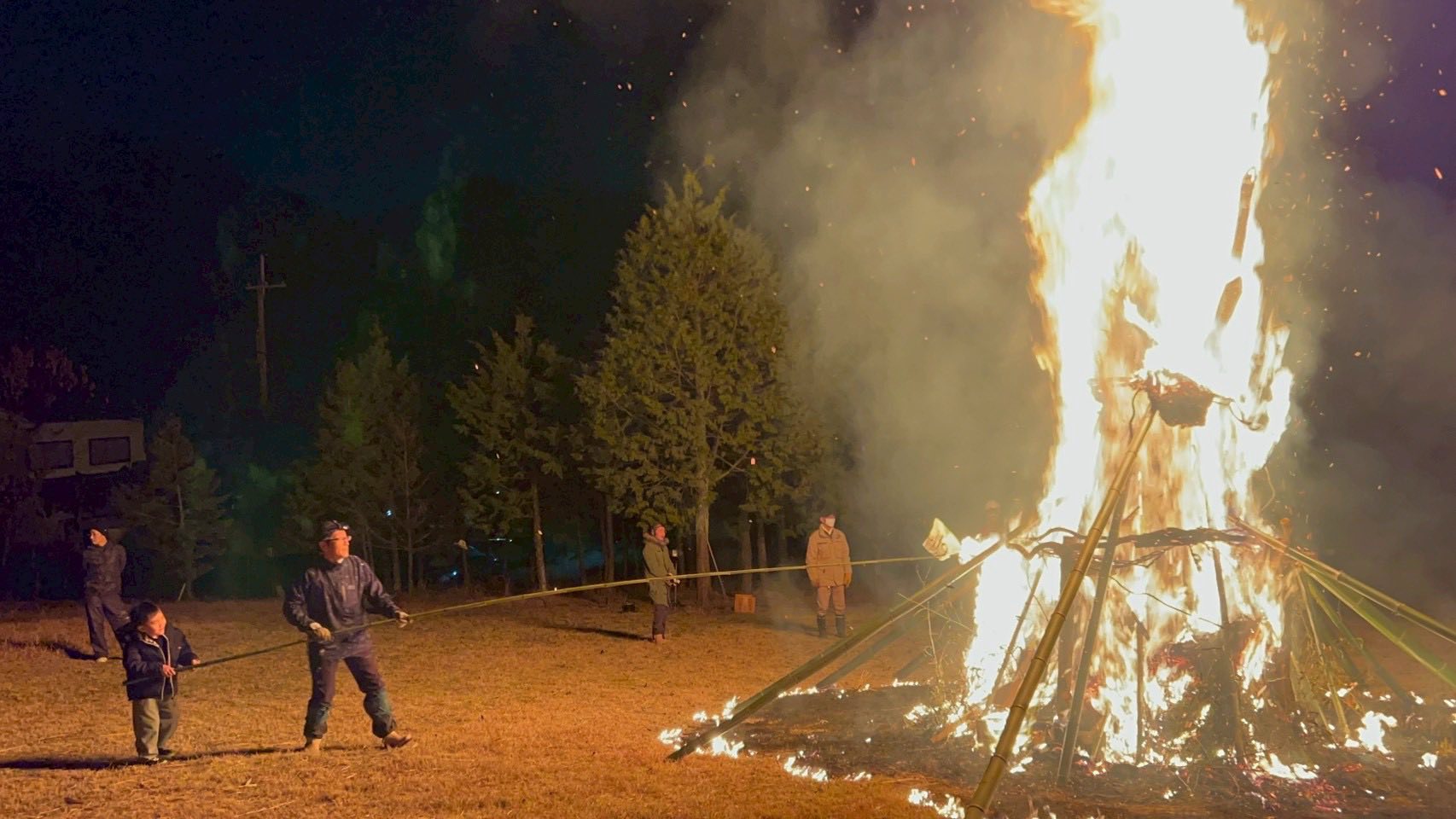 伝統行事「大トンド焼き」の様子