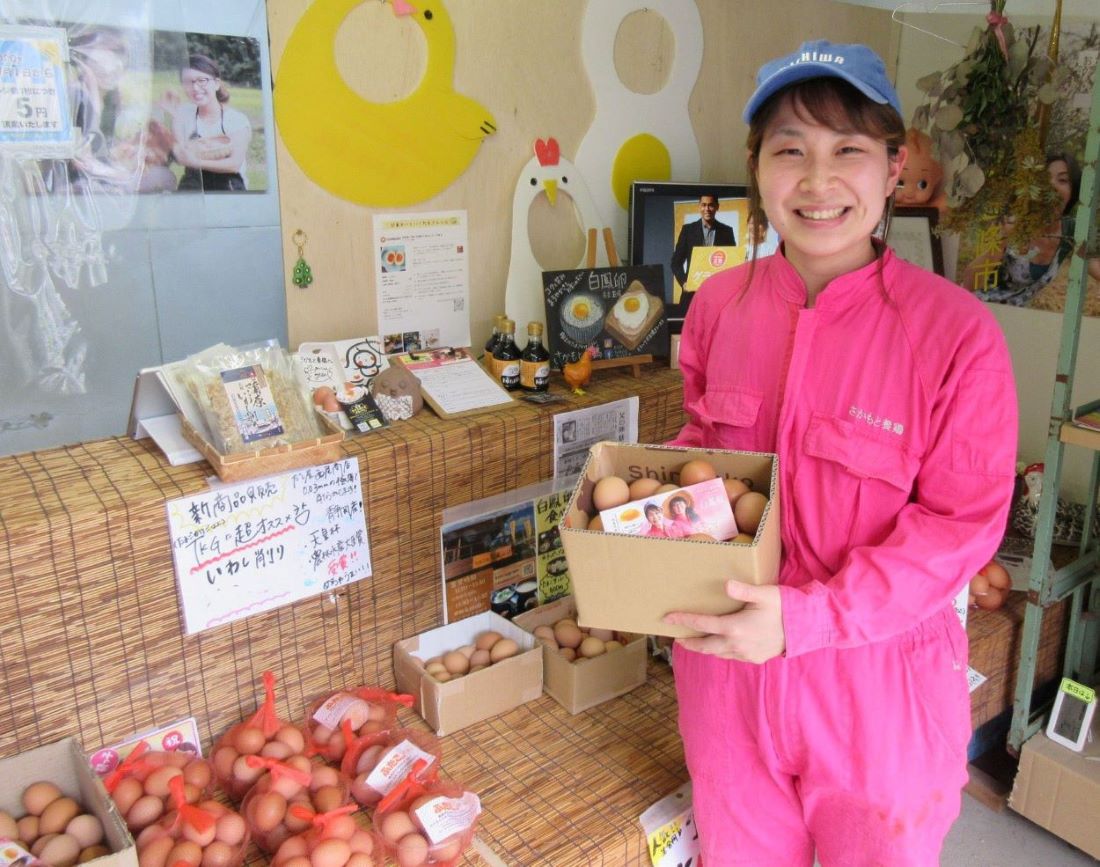 【卵や加工品の並ぶ店内】