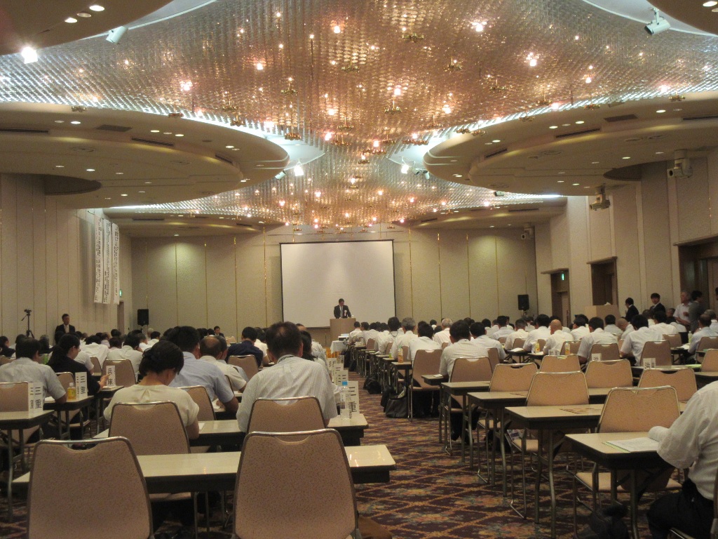 聴講する会場の人々