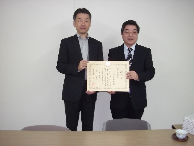 表彰状を受けられた香田俊和さん
