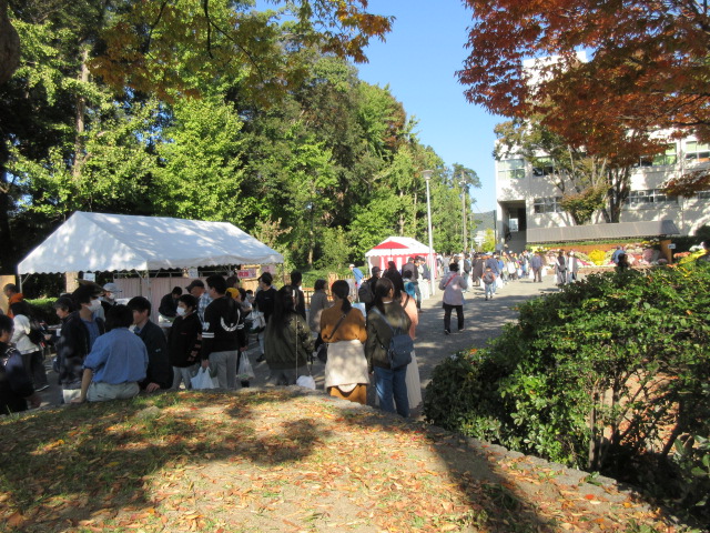 各ブースに向かう来場者