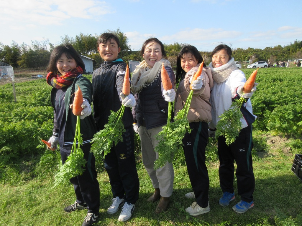 収獲した彩誉を手にほほえむ岸和田高等学校の生徒さんたち