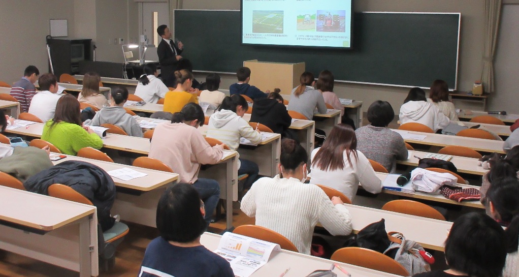 熱心に受講する学生たち