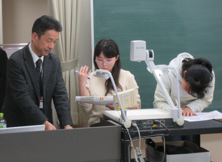 講義終了後も熱心に質問する学生たち