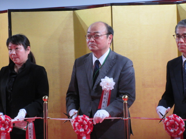 テープカット3名いる中、中央が遠藤次長