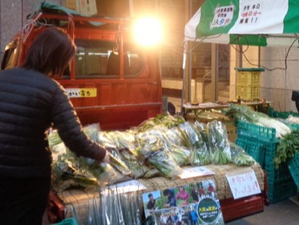 軽トラに並ぶ農産物