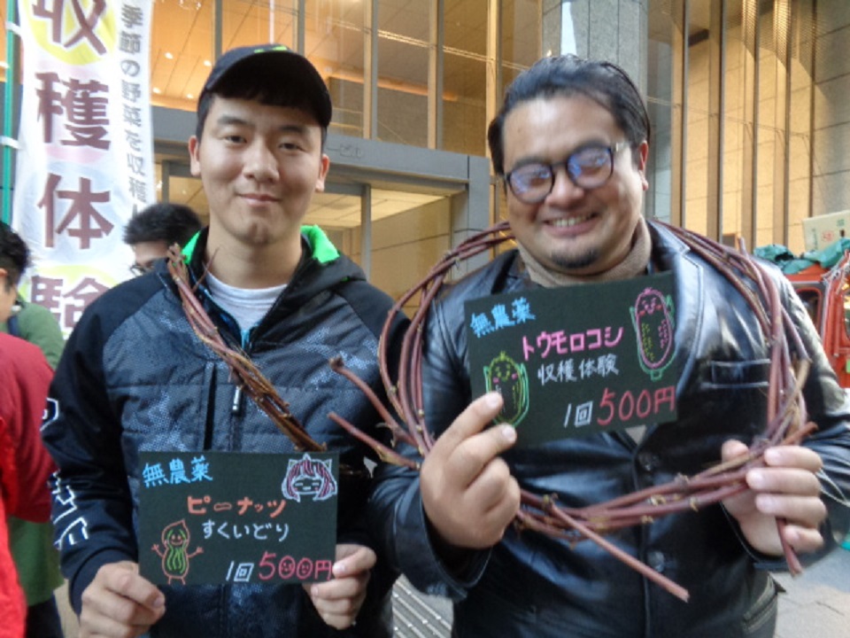 商品をPRする若手農業者