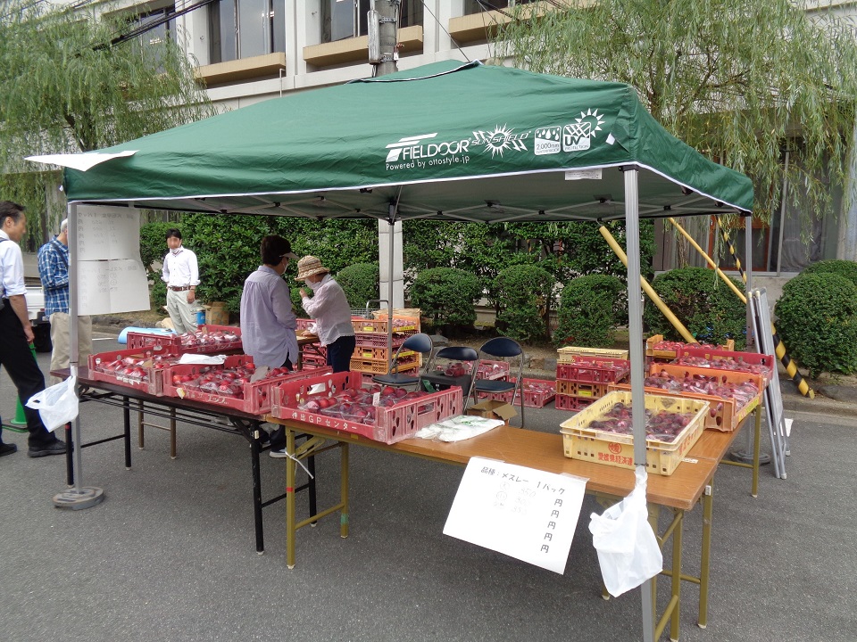 店頭に並ぶすもも