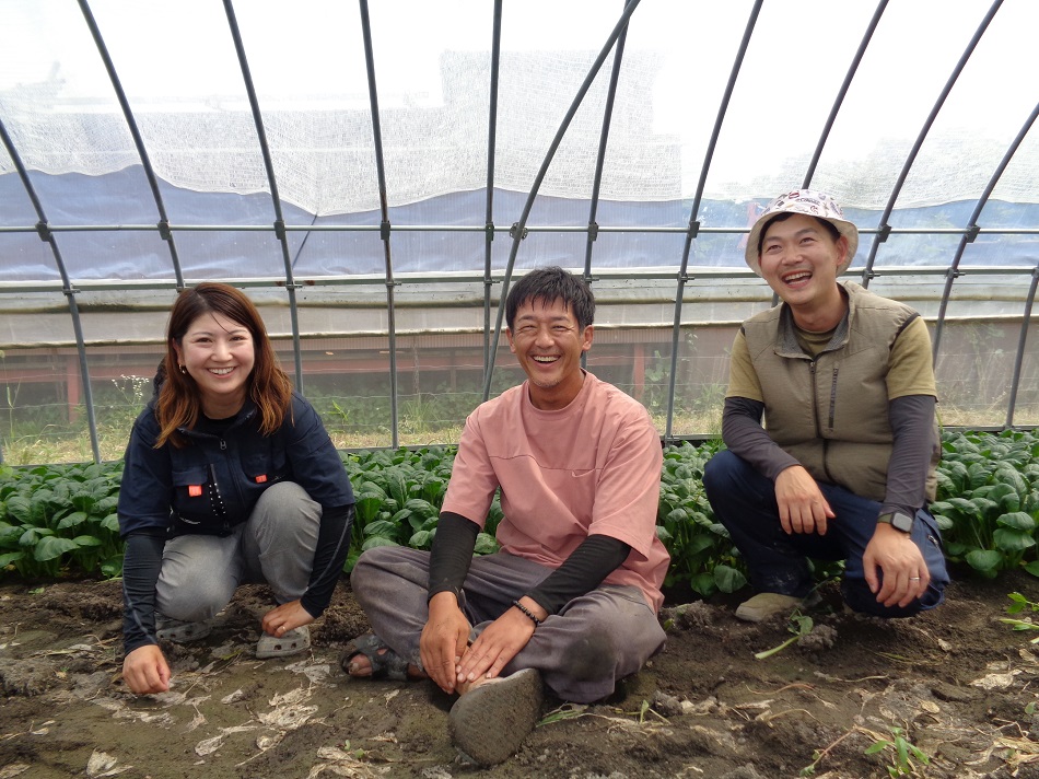 ハウス内の３人（左から生田さん、長谷川さん、中上さん)