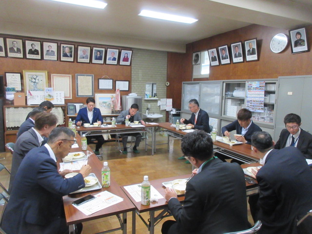 学校給食を試食する両市関係者