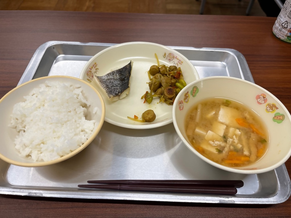 試食した学校給食