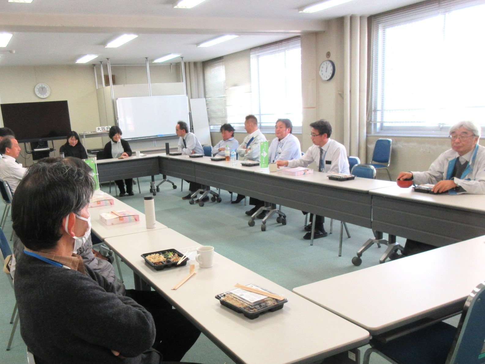 会議室での会食風景