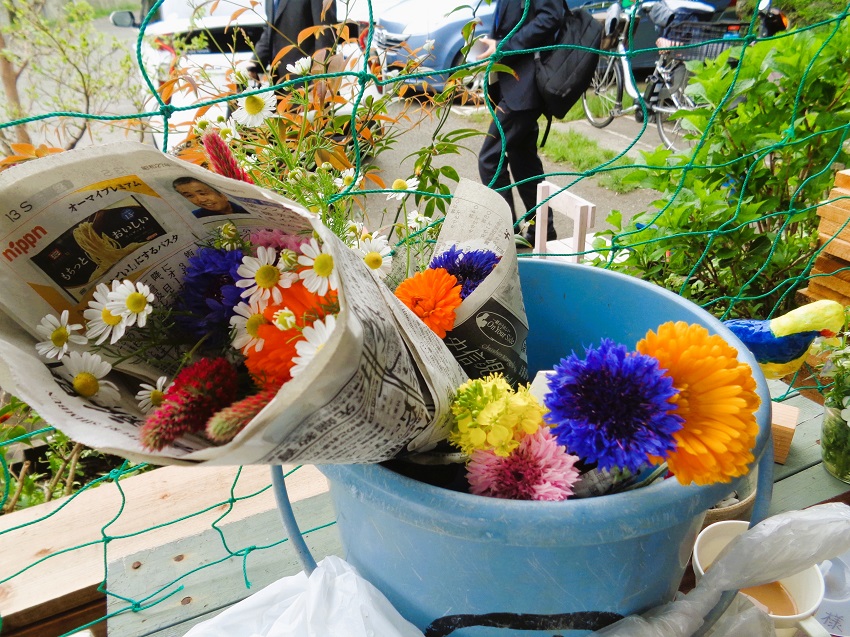 花壇の花で利用者が作った花束