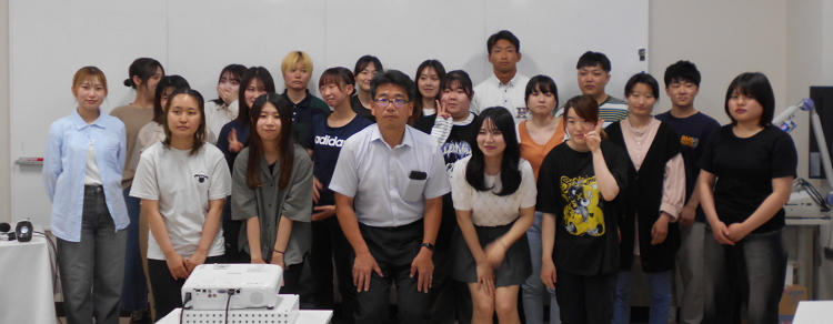 学生の皆さんと記念撮影（1講義目）
