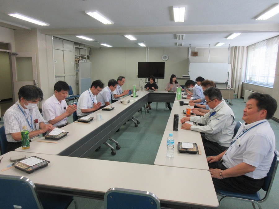 会議室での会食風景
