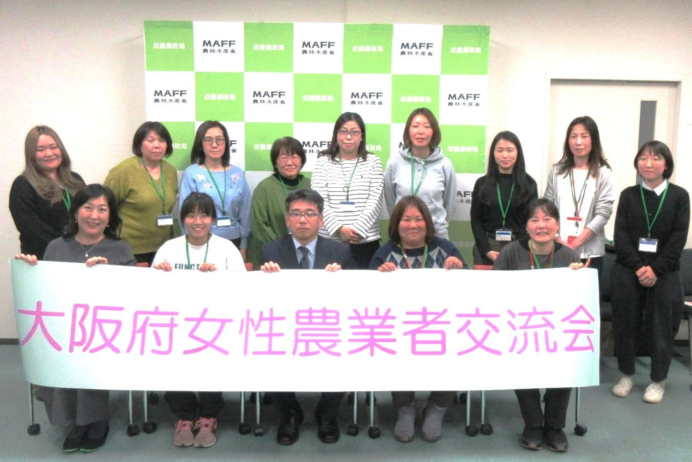 葛谷地方参事官（前列中央）、講師の副島准教授（前列左）及び女性農業者の皆さん