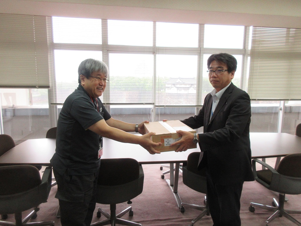 葛谷地方参事官（右）から山村さんへ
