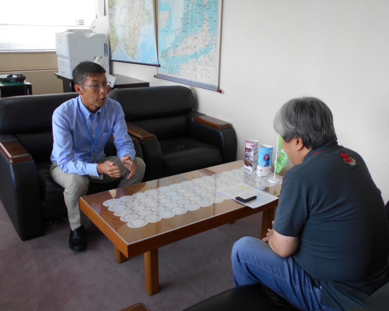 有江地方参事官と会談する山村さん