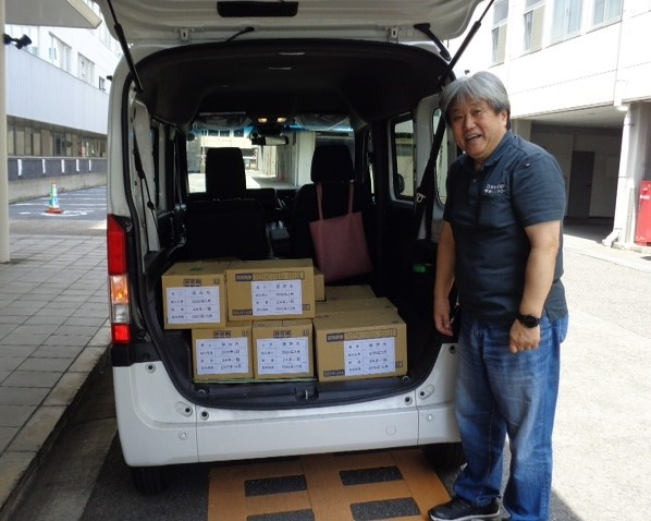 こどもの居場所サポートおおさか山村さんが食品を車に積込んだ様子