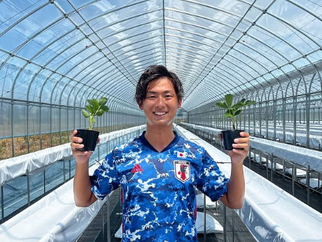 いちごの苗を手にする加茂さん