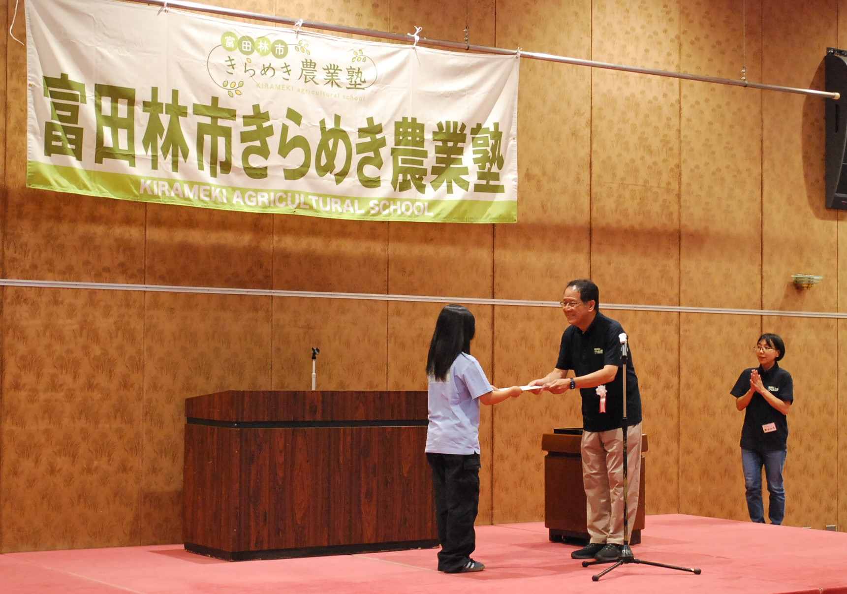 吉村名誉塾長（富田林市市長）から第四期生への終了証書授与