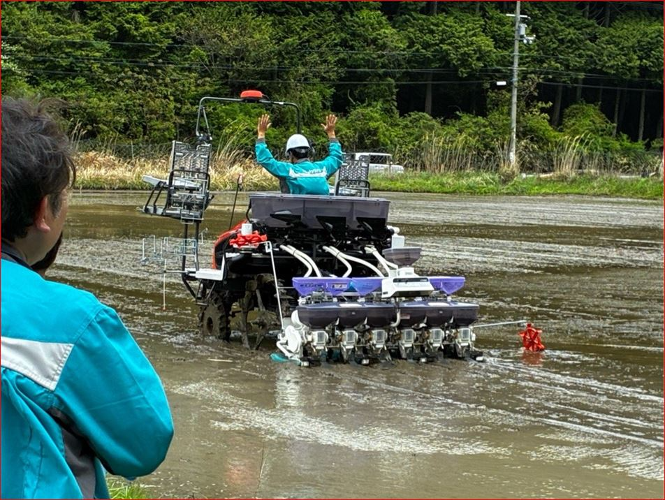 ほ場 3 直進キープ機能付き直播田植機による直播