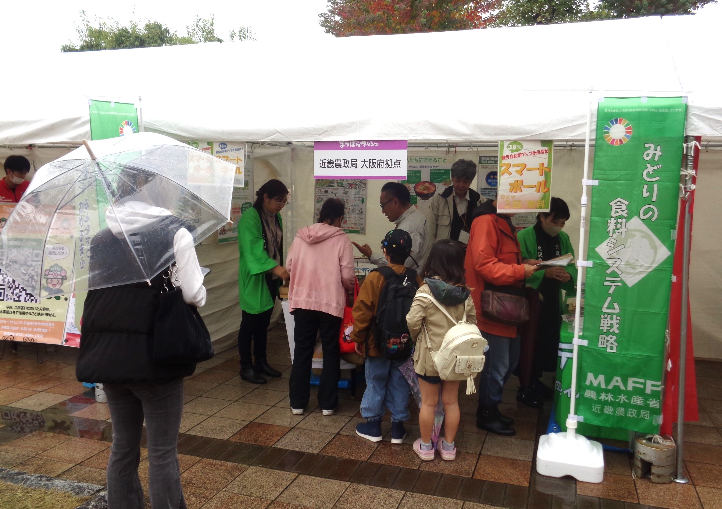 雨の中でも大盛況