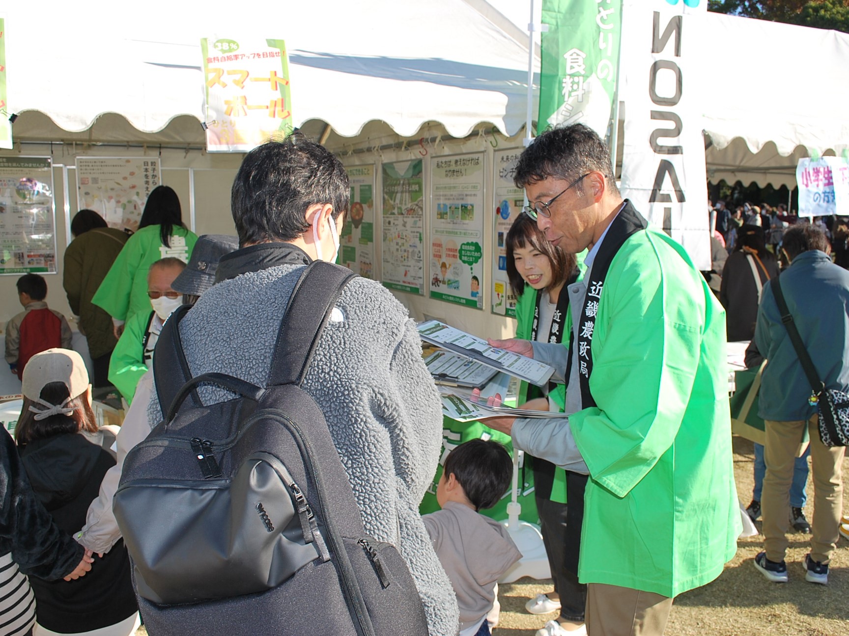 アンケートを実施する有江地方参事官