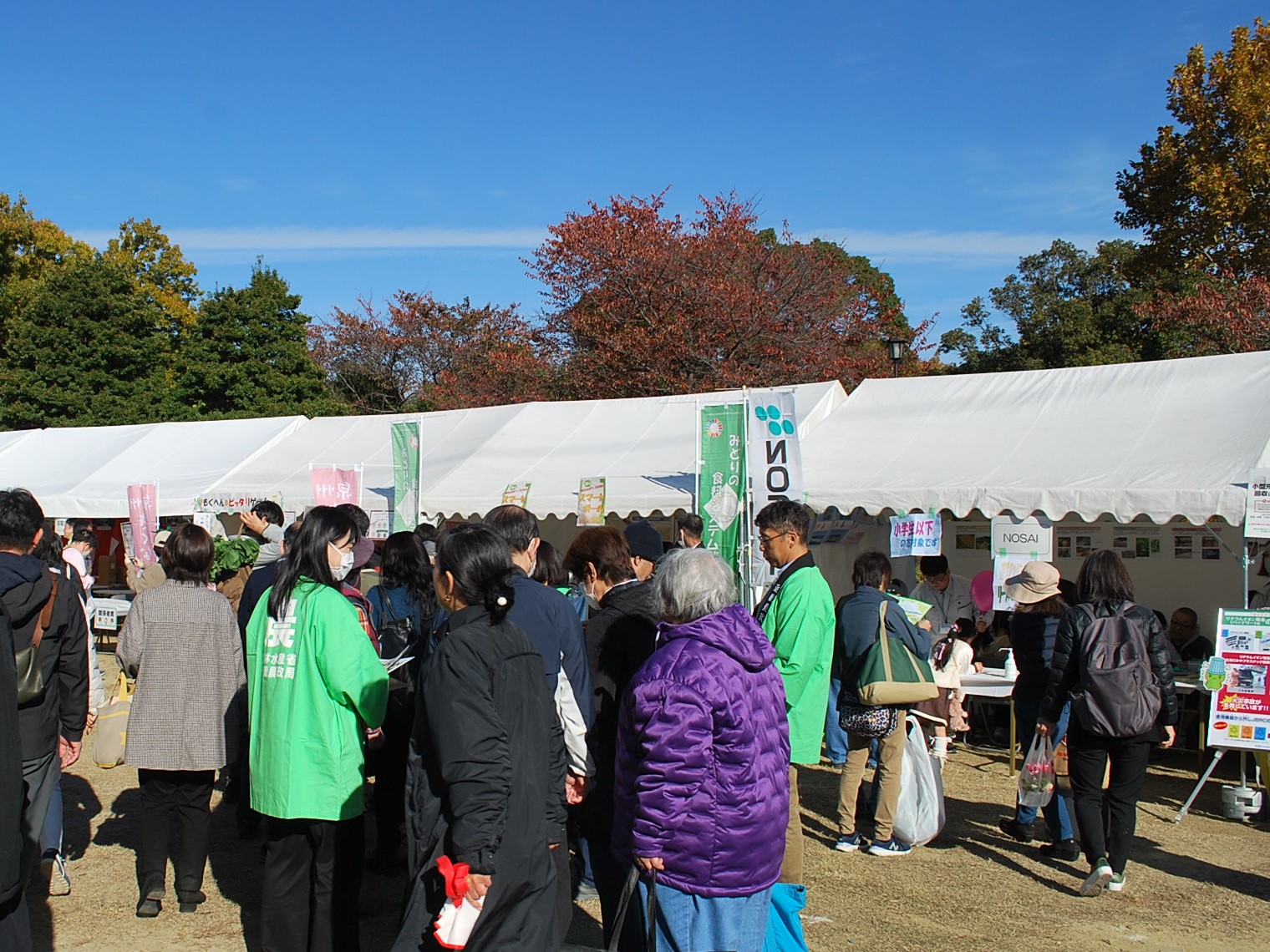アンケートに答える来場者の皆さん