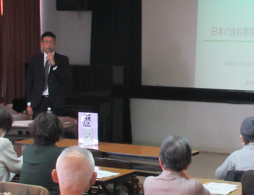 自己紹介する有江地方参事官