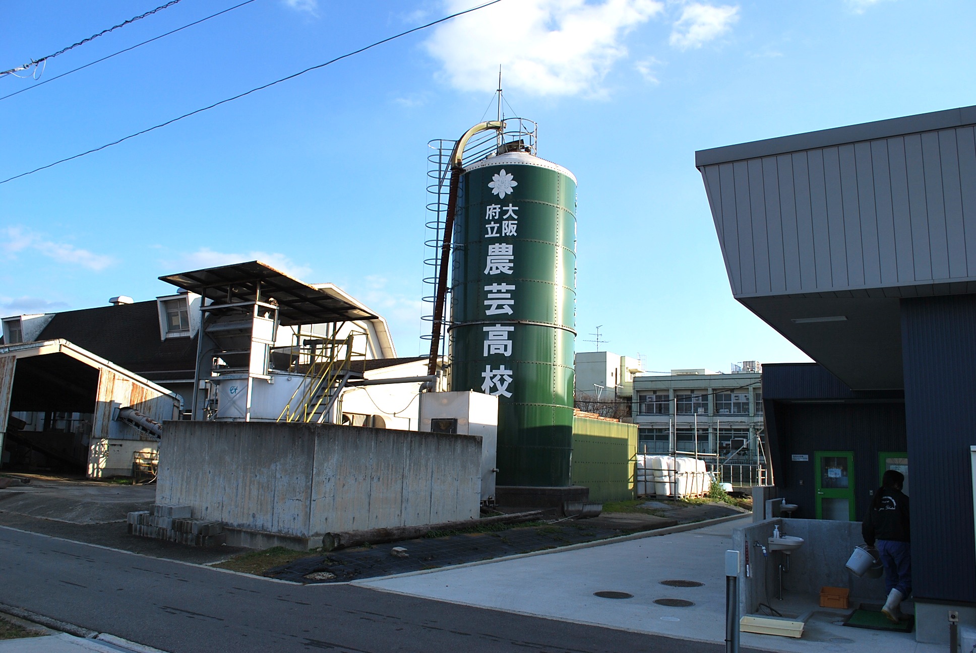 緑色のサイロ外観