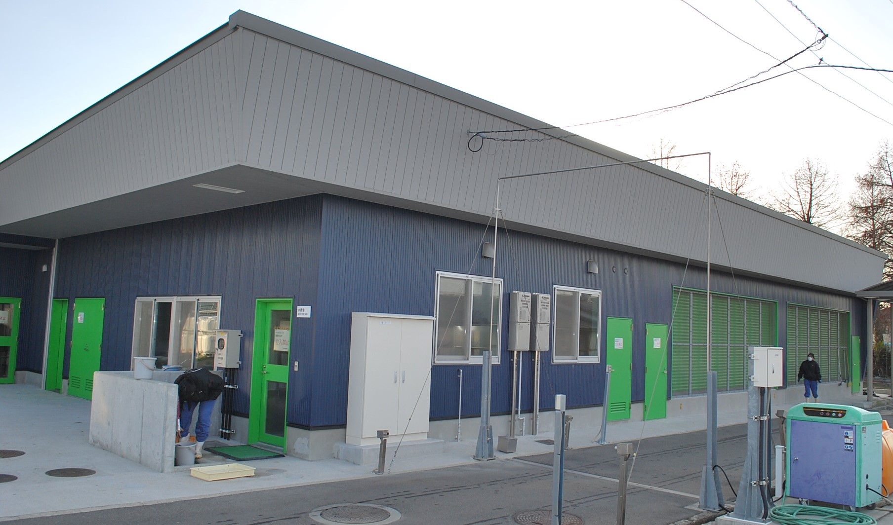 新しい様子の食鳥処理施設外観