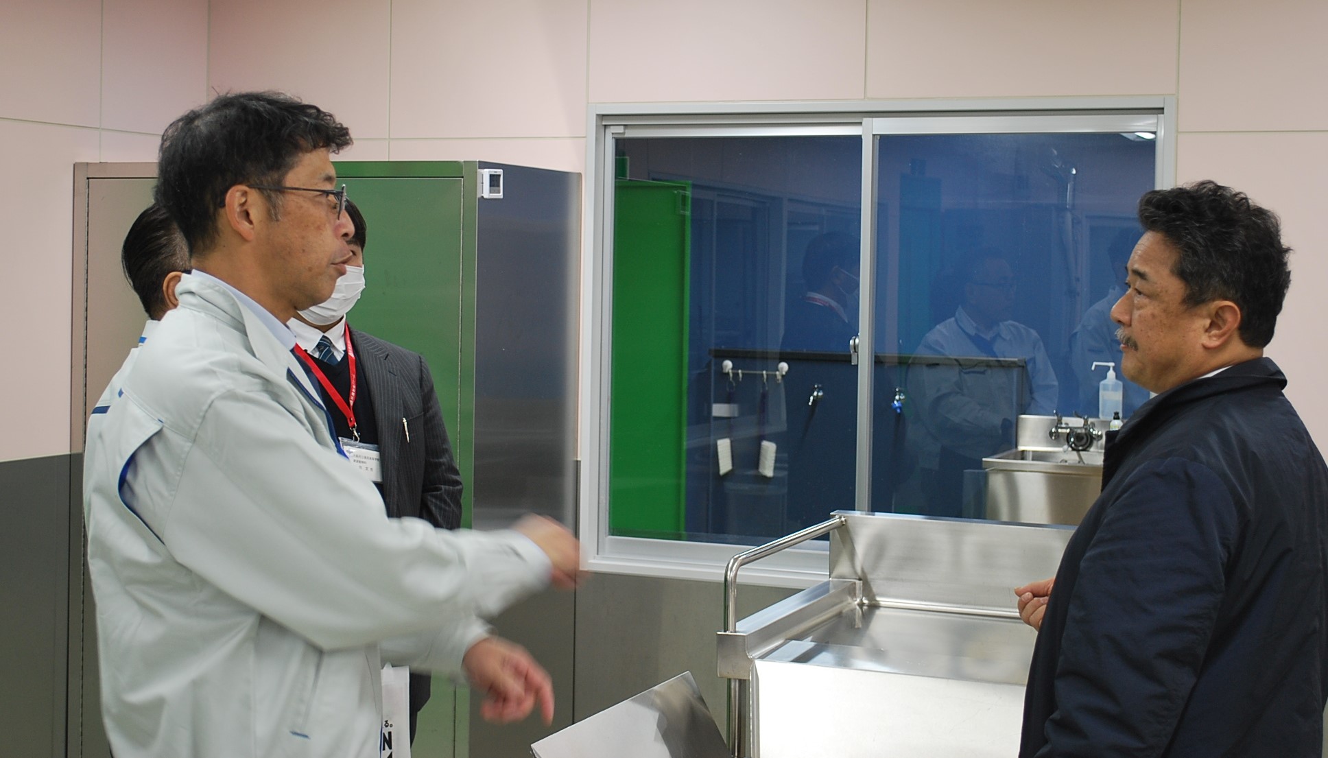 熱心に話す参事官と先生