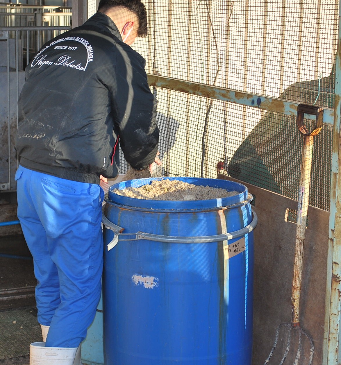 タンクに入れられたおからサイレージ