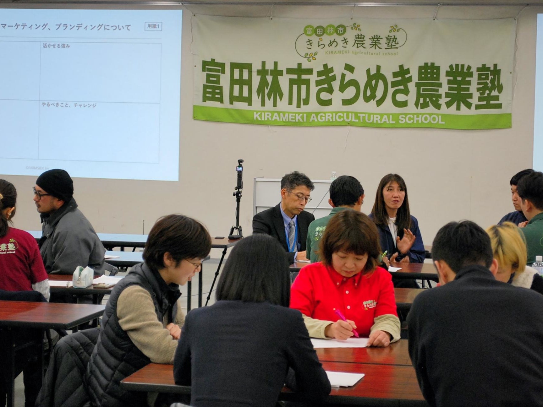 熱心にディスカッションする様子